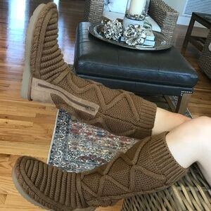 UGG CLASSIC KNIT BOOTS